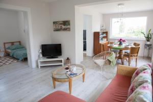 sala de estar con sofá y mesa en Turquoise Lake Guesthouse Balaton en Balatonszárszó
