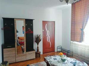 a living room with a mirror and a table at Casa Vinco Vici in Turda