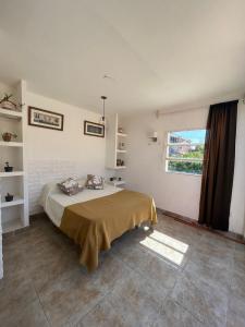 薩爾塔的住宿－Casa Alvarado Hostel，一间卧室设有一张床和一个窗口