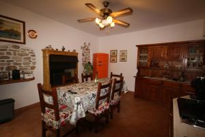 d'une salle à manger avec une table et un ventilateur de plafond. dans l'établissement Casa Angelo, à Torri del Benaco