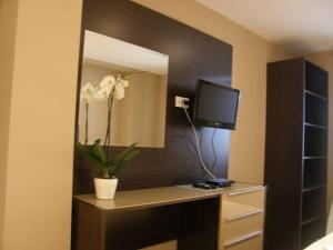 een kamer met een bureau, een computer en een spiegel bij Splendid Luxury Apartments in Budva