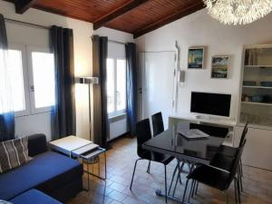 Televízia a/alebo spoločenská miestnosť v ubytovaní Bel appartement dans le Centre Historique de Montpellier