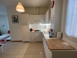 Η κουζίνα ή μικρή κουζίνα στο Centrico appartamento a 100 metri dal mare.