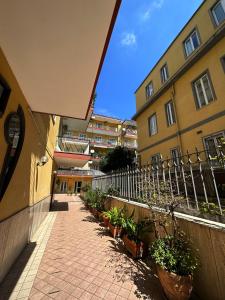 una passerella tra due edifici con piante in vaso di Renza House Chiaia a Napoli