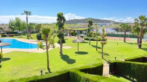 una vista aérea de un parque con piscina en La Bovila Apartment with exceptional yard, en Platja d'Aro