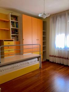Zimmer mit einem Bett, einem Fenster und einem Fenster in der Unterkunft Chilli House in Sottomarina