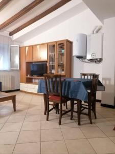 ein Esszimmer mit einem Tisch und Stühlen in einer Küche in der Unterkunft Bilocale a 15 min da Alassio e Albenga in Ranzo-Borgo