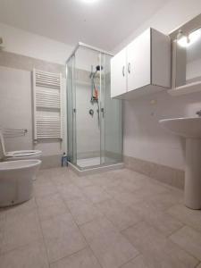 W łazience znajduje się prysznic, toaleta i umywalka. w obiekcie Bilocale a 15 min da Alassio e Albenga w mieście Ranzo-Borgo