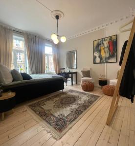 - un salon avec un lit et un tapis dans l'établissement Lovely central apartment with two large bedrooms nearby Oslo Opera, vis a vis Botanical garden, à Oslo