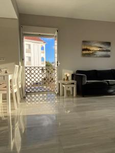 salon z czarną kanapą i stołem w obiekcie Lovely Tona w mieście Torremolinos