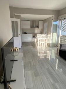 salon z kuchnią i jadalnią w obiekcie Lovely Tona w mieście Torremolinos