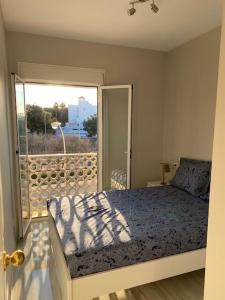 sypialnia z łóżkiem i balkonem z widokiem w obiekcie Lovely Tona w mieście Torremolinos
