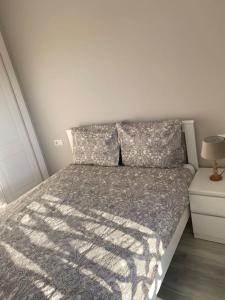 Łóżko lub łóżka w pokoju w obiekcie Lovely Tona