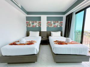 Habitación con 2 camas y balcón. en Machorat Aonang Resort at Aonang Beach Krabi, en Ao Nang Beach