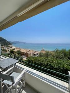 グリファダにあるBest Sea View In Glyfada Corfuの海を望むバルコニー(テーブル、椅子付)