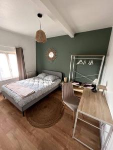 瓦朗西納的住宿－Appart 6pers centre Valenciennes，一间卧室配有一张床、一张桌子和一张桌子