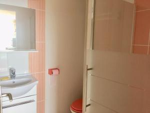 a bathroom with a toilet and a sink at Hameau de pietra longa Salvini PORTO-VECCHIO in Sotta