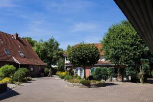 a house with a brick driveway in front of it at Apartment Ebbe -900 m vom Badestrand entfernt in Westerdeichstrich