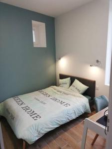 um quarto com uma cama num quarto com uma mesa em Bel appartement cœur de Grenoble tout équipé em Grenoble