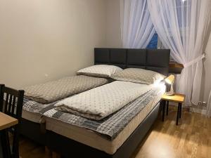 sypialnia z łóżkiem z czarnym zagłówkiem w obiekcie Apartament Zamkowy Stare Miasto w mieście Lublin