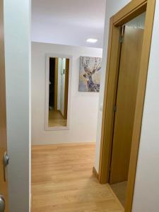 korytarz z drzwiami i dwoma lustrami w pokoju w obiekcie Estudio en Solares, Cantabria w mieście Solares