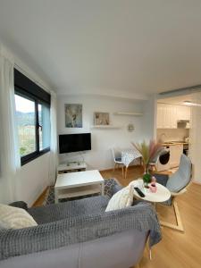 een woonkamer met een bank en een tafel bij Estudio en Solares, Cantabria in Solares