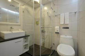 Hua Da Hotel- Nanxi في تايبيه: حمام مع مرحاض ومغسلة ودش