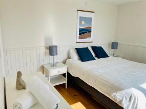 sypialnia z dużym łóżkiem z niebieskimi poduszkami w obiekcie Le Saint Placide de Charlevoix w mieście Baie-Saint-Paul