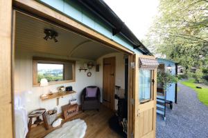 Zahrada ubytování Upper Gelli Luxury Holiday Lodge, Converted Dairy & Cosy Shepherds Huts