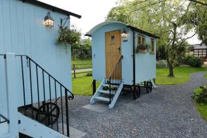 Zahrada ubytování Upper Gelli Luxury Holiday Lodge, Converted Dairy & Cosy Shepherds Huts