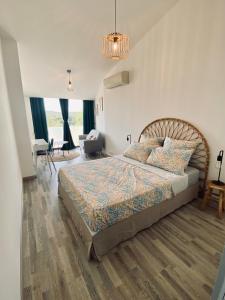 1 dormitorio con 1 cama grande y sala de estar en La Bruyère en Rochefort-du-Gard