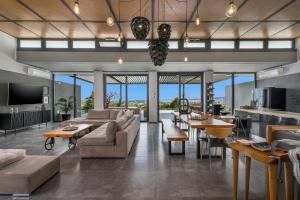 PerivóliaにあるOliveNest Chania Executive Villaのリビングルーム(ソファ、テーブル、窓付)