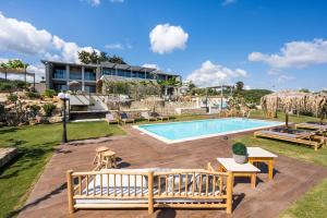 eine Villa mit einem Pool und einem Resort in der Unterkunft OliveNest Chania Executive Villa in Perivólia