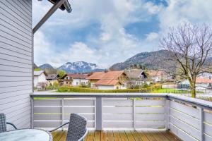 a balcony with chairs and a view of mountains at Ferienwohnung Wendelstein in Kiefersfelden