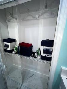 einen begehbaren Glasschrank mit zwei Toaster und Toaster in der Unterkunft Seaside Studio *5 min to beach* in Fort Lauderdale