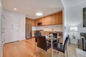 ein Esszimmer und eine Küche mit einem Tisch und Stühlen in der Unterkunft Global Luxury Suites at Via 57 in New York