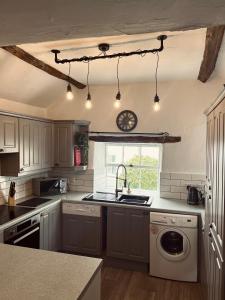 Dapur atau dapur kecil di Quirky Cottage, Cosy Grade II listed 2 bed apartment Troutbeck Bridge