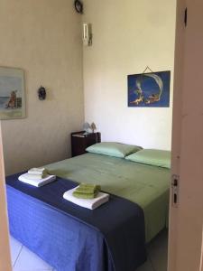 - une chambre avec un lit et 2 serviettes dans l'établissement villa Loredana a 800 MT dal mare, à Marina di Lizzano