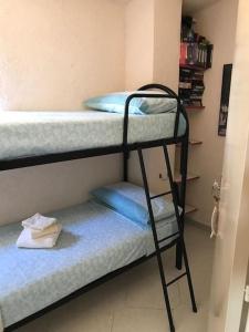 - deux lits superposés dans une chambre dans l'établissement villa Loredana a 800 MT dal mare, à Marina di Lizzano