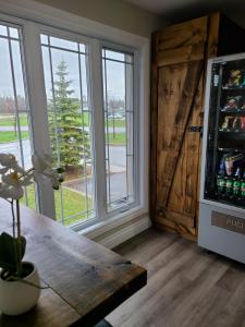 Habitación con nevera, mesa y ventana en Hôtel Napoléon en Angers