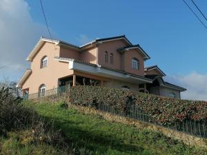 a house on a hill with a fence at Casa Travessa da Quinta in Mondim de Basto
