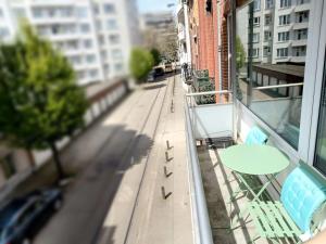 ブリュッセルにあるCozy 2 bedroom apartment - metro Montgomeryのバルコニー(テーブル、椅子付)
