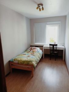 1 dormitorio con cama, mesa y ventana en Cozy 2 bedroom apartment - metro Montgomery en Bruselas