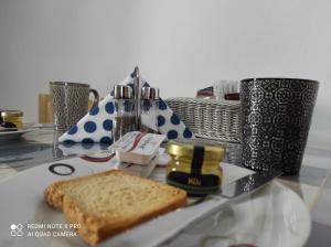 un plato con una rebanada de pan en una mesa en Studios Αγκυρα en Livadi