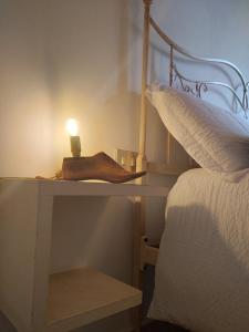 una cama con una lámpara en una mesa junto a una cama en Il Borgo della Leti en Bergamo