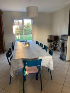 una cucina con tavolo da pranzo e sedie di Maison familiale entre Beauval & Chambord a Pruniers