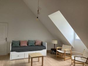 un soggiorno con letto, tavolo e sedie di Maison familiale entre Beauval & Chambord a Pruniers