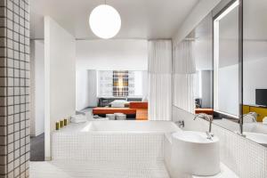 Bagno di The Delphi Downtown LA