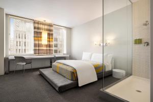Letto o letti in una camera di The Delphi Downtown LA