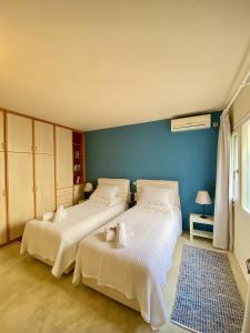 Tempat tidur dalam kamar di Charming Vourkari Stone Home 3 - Minutes from Port